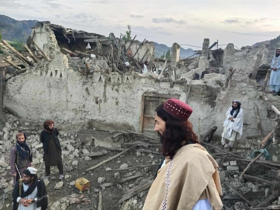 SKADER: Det er store skader som følge av skjelvet. Lokale afghanere undersøker ødeleggelsene etter jordskjelvet i provinsen Paktika. Foto: Bakhtar News Agency / AP / NTB