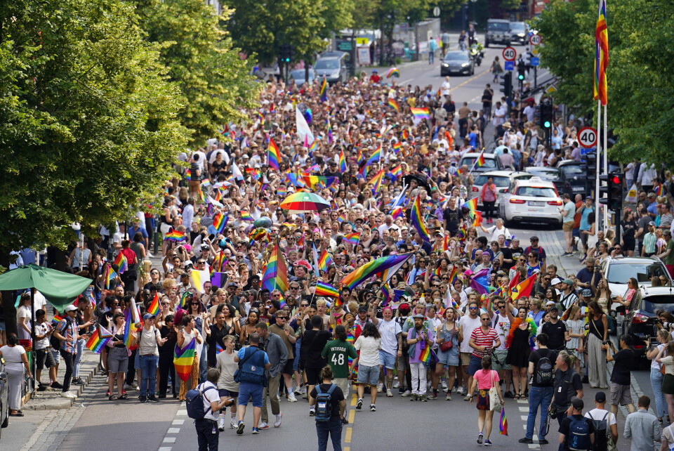 Oslo 20220625. En gruppe går i tog etter at Oslo Pride avlyste årets tog. Alle arrangementer i regi av Oslo Pride avlyst etter anbefaling fra Oslo politiet etter at to personer ble drept og flere skadd i Oslo sentrum.Foto: Håkon Mosvold Larsen / NTB Skytingen medførte at lørdagens Pride-parade ble avlyst, men det oppsto et spontantog i Oslos gater. Foto: Håkon Mosvold Larsen / NTB