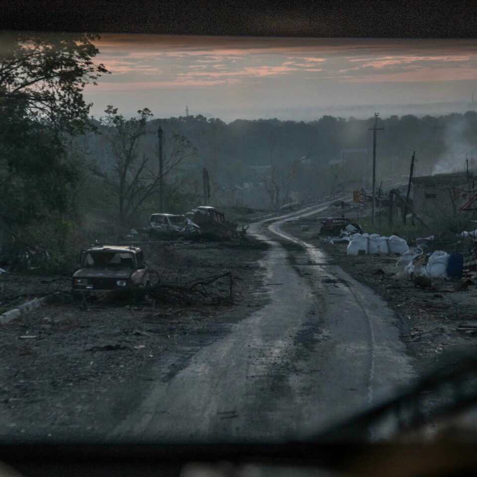 KRIG: Slik ser det ut nær fronten i byen Sievjerodonetsk. Ødelagte biler ligger langs en vei ved Sievjerodonetsk øst i Ukraina. Foto: Oleksandr Ratushniak / AP / NTB