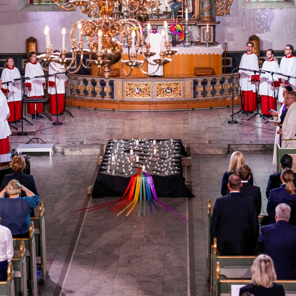 SORG: Søndag var det sørgegudstjeneste i Oslo domkirke. Det skjedde etter angrepet i Oslo natt til lørdag. To personer ble drept og 21 personer skaded. En mann skjøt mot utesteder i Oslo sentrum. Foto: Domkirken under sørgegudstjenesten. Foto: Javad Parsa / NTB / POOL
