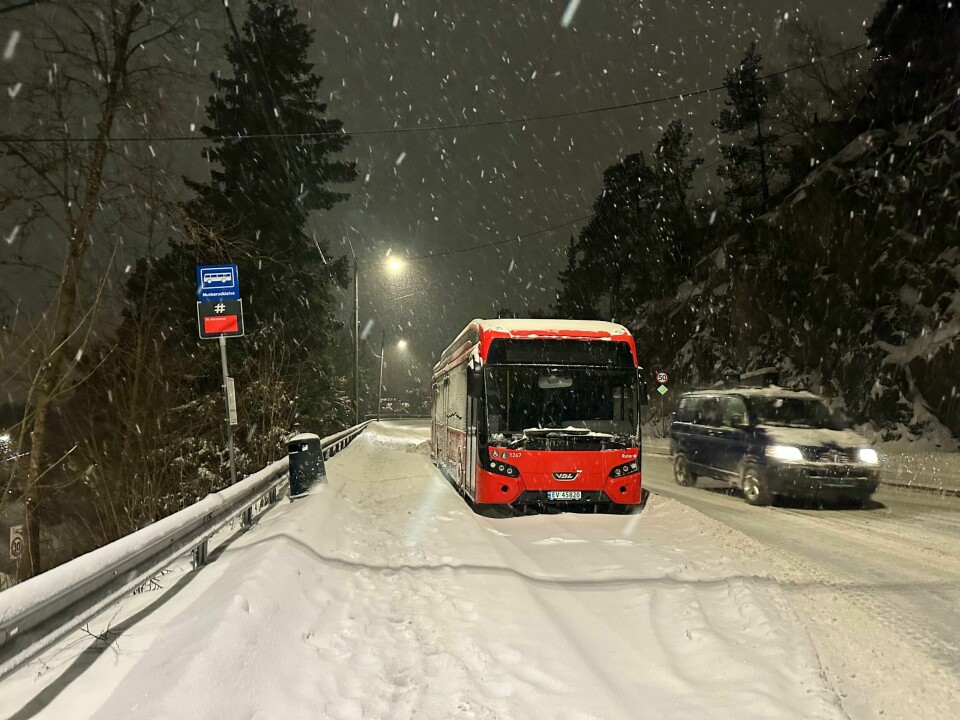 MYE SNØ: Det snødde mye onsdag. Og det fortsetter torsdag. Både busser, trailere og biler strever. Bildet viser en buss som står i ro.