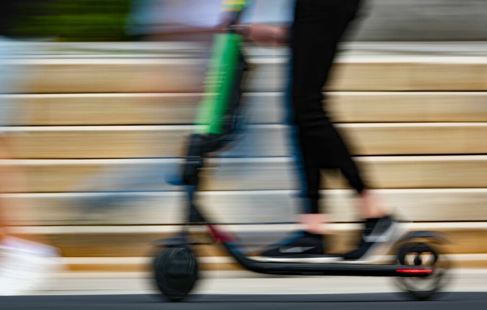 DØMT: En mann ble dømt for å ha kjørt el-sparkesykkel i fylla. Det ble dyrt. Bildet er et uklart bilde av en sparkesykkel i fart. Illustrasjonsfoto: Geir Olsen / NTB