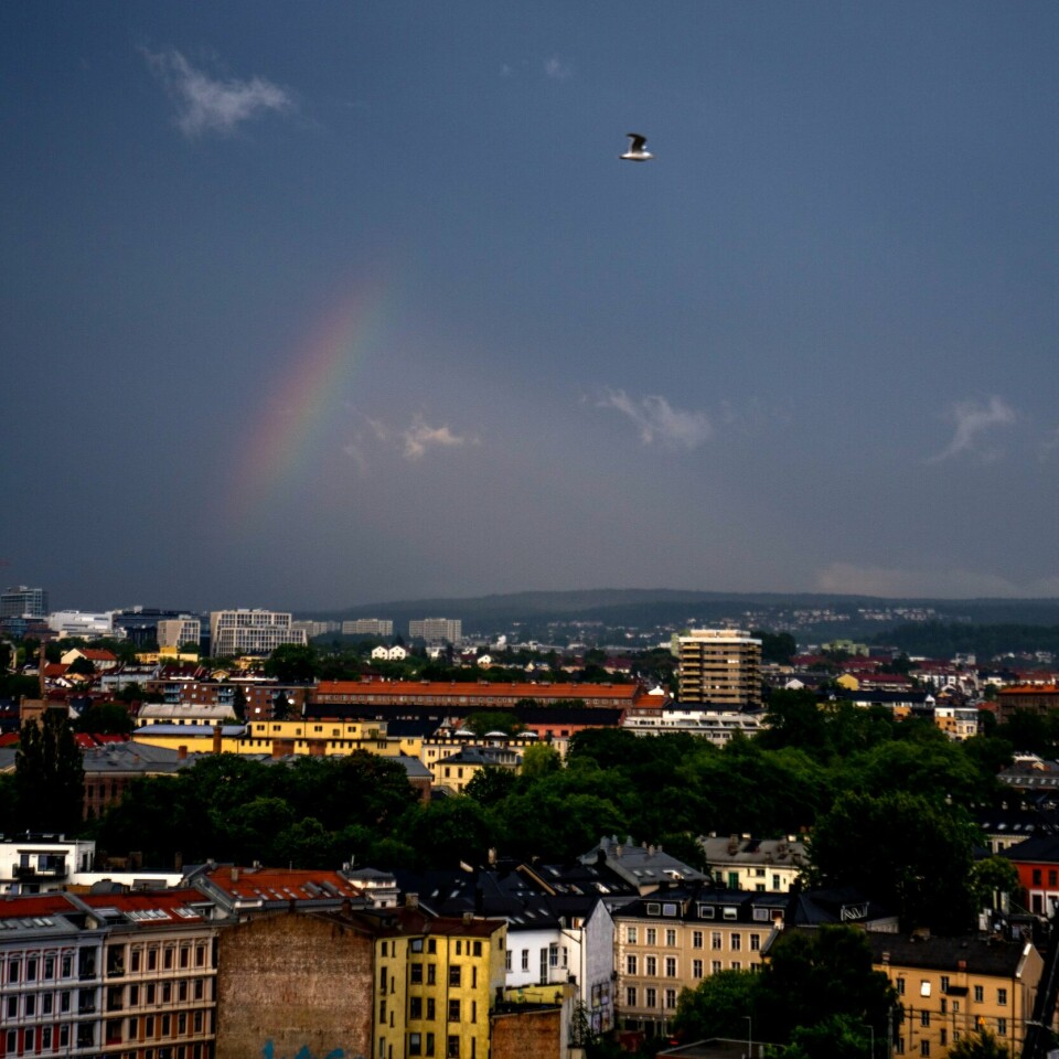 KLIMA: Nordmenn er blant de mest skeptiske til klima blant fem andre europeiske land. Nordmenn er blant de mest klimaskeptiske i en ny EU-undersøkelse. Her en regnbue over Oslo mandag kveld. Foto: Javad Parsa / NTB