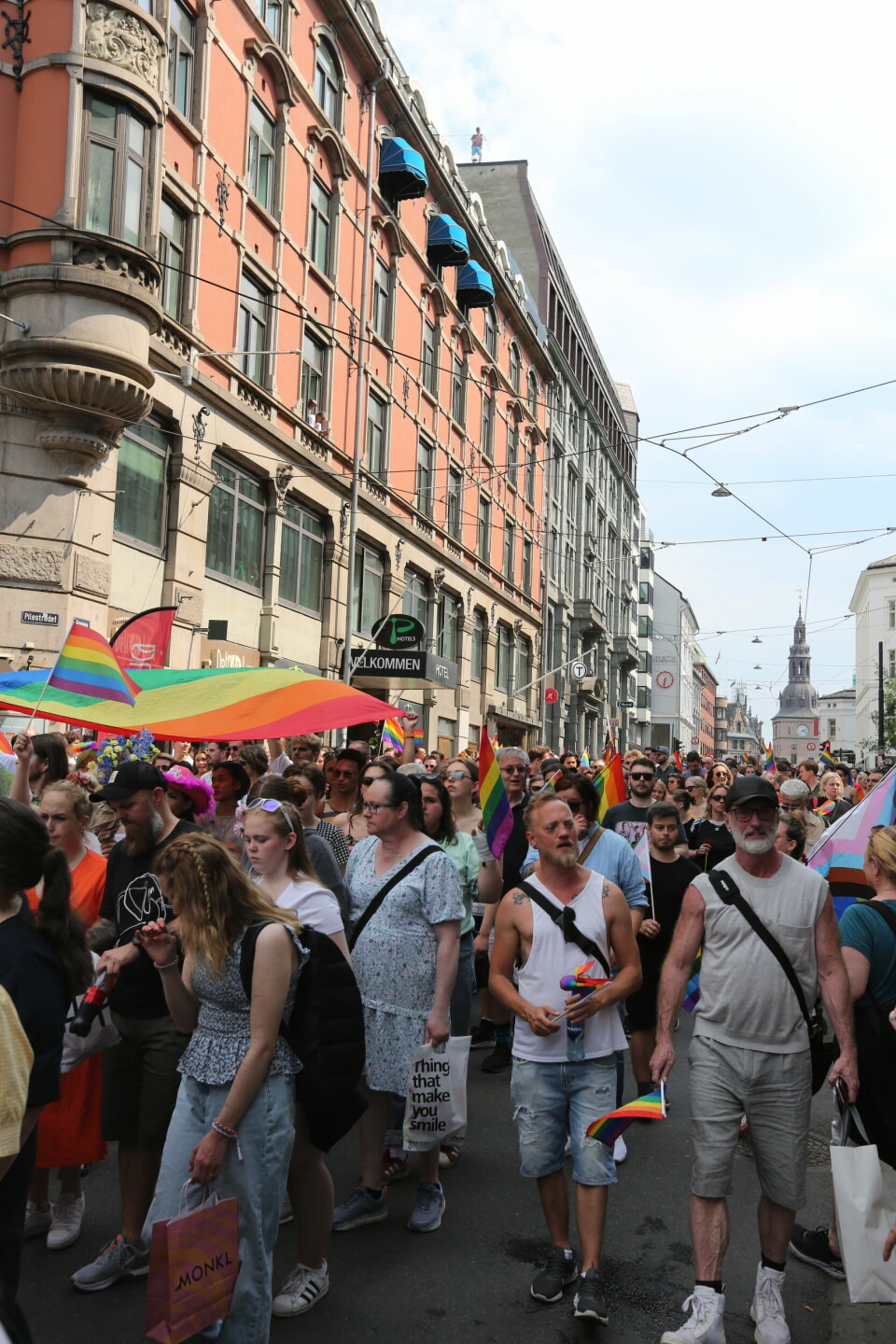 TOG: Et spontant Pride-tog gikk gjennom gatene i Oslo. Flere tusen mennesker var med. Bildet viser folk som går i et spontant Pride-tog i Oslo.