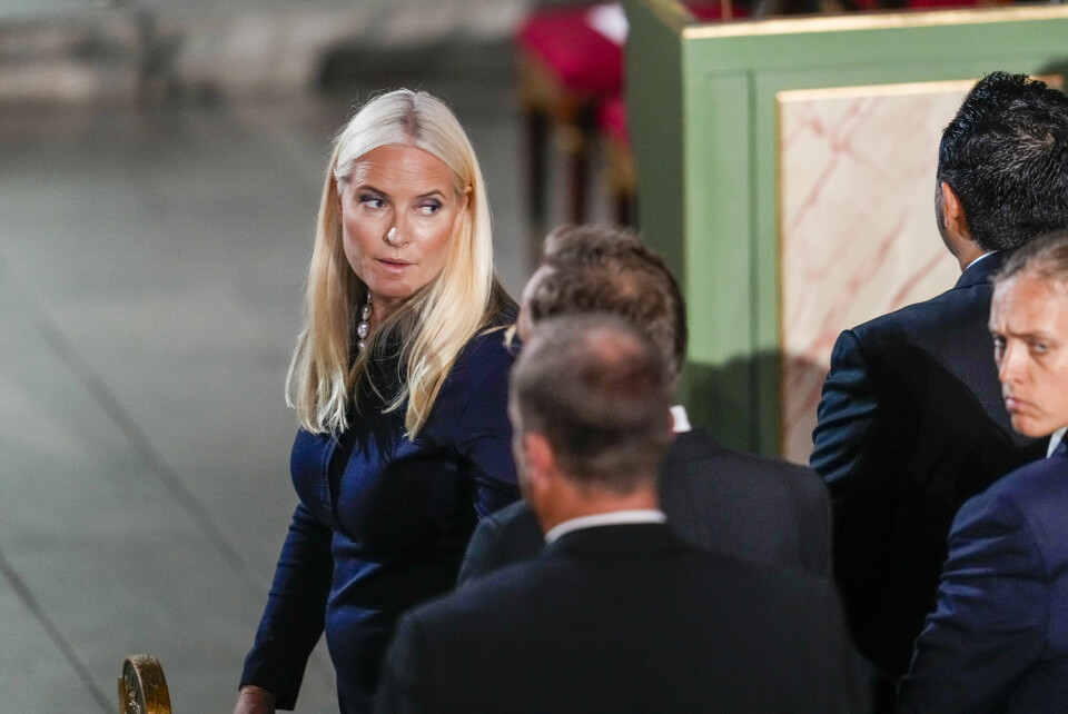 SORG: Kronprinsesse Mette-Marit er til stede under sørgegudstjenesten. Den var Oslo domkirke søndag. To personer ble drept og 21 personer skadet natt til lørdag. En mann løsnet skudd mot utesteder i Oslo sentrum.Foto: Javad Parsa / NTB / POOL Kronprinsesse Mette-Marit er til stede på sørgegudstjenesten i Oslo domkirke.Foto: Javad Parsa / NTB