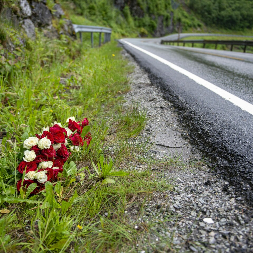 ULYKKE: To 19-åringer omkom i en MC-ulykke i Gjesdal natt til søndag. Bildet viser blomster som er lagt ned langs veien. To 19-åringer omkom i en MC-ulykke i Gjesdal natt til søndag.