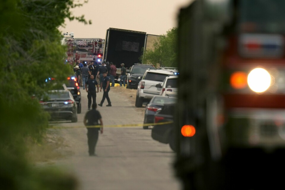 DØDE: 46 migranter ble funnet døde inne i et vogntog i Texas. Foto: Eric Gay / AP / NTB Bildet viser politibiler og brannbiler ved siden av et vogntog. I vogntoget ble det funnet 46 døde migranter. Foto: Eric Gay / AP / NTB