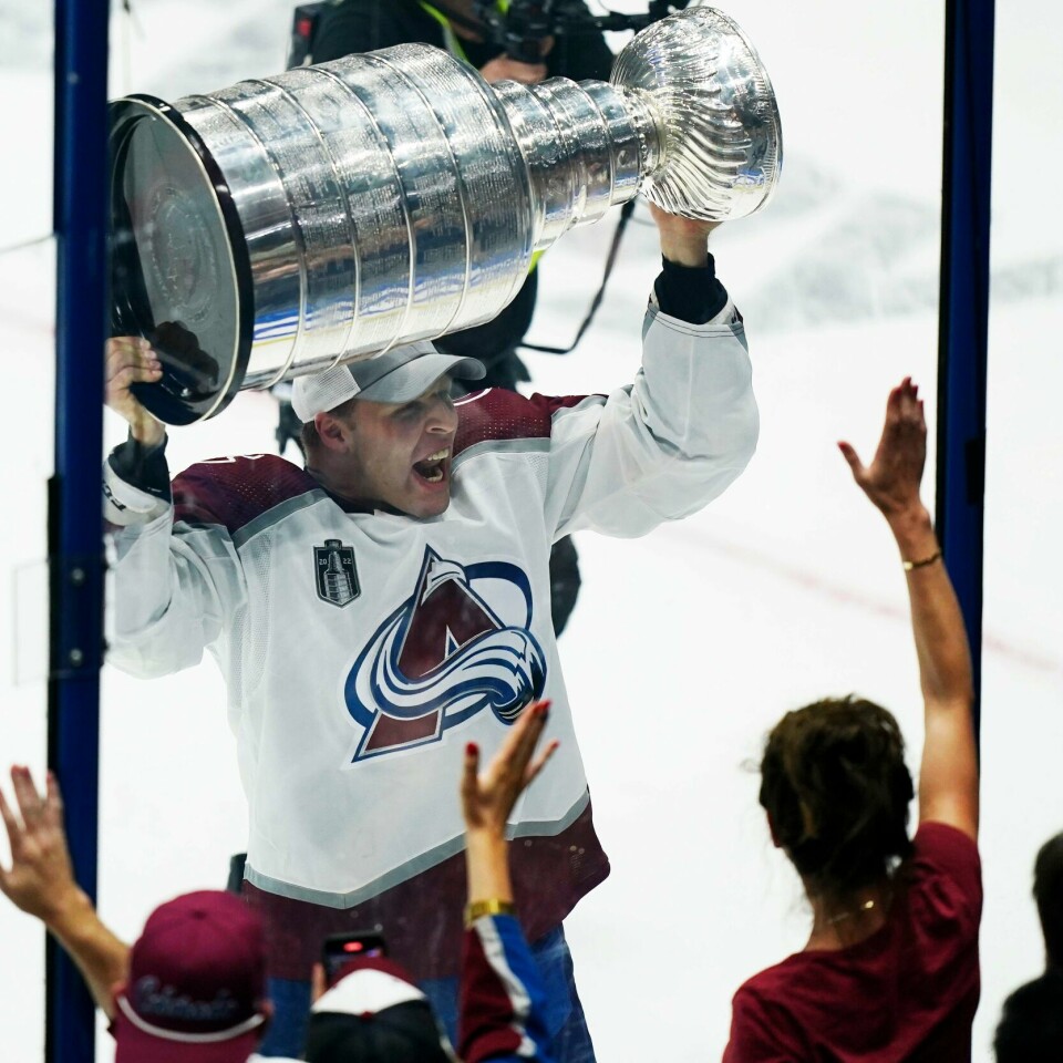 TROFÉ: Jack Johnson viser fram Stanley Cup-trofeet til fansen etter at Colorado Avalanche vant. John Bazemore / AP / NTB
