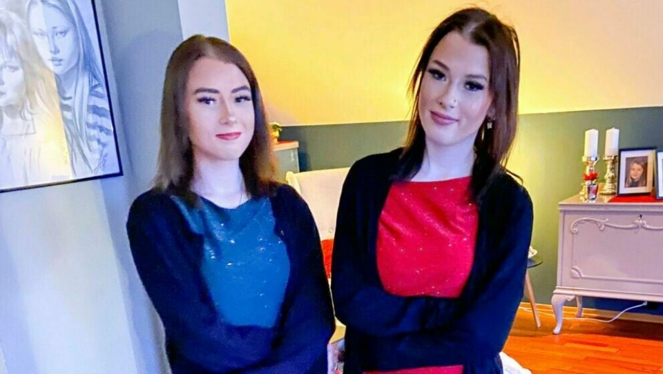 DØDE: Tvillingsøstrene Mina Alexandra og Mille Andrea Hjalmarsen ble funnet døde i Spydeberg tidligere denne måneden. Tvillingsøstrene Mina Alexandra og Mille Andrea Hjalmarsen ble funnet døde i Spydeberg i helgen. Familien går nå ut med bilde av jentene. Bildet er fra julaften. Foto: Privat / NTB