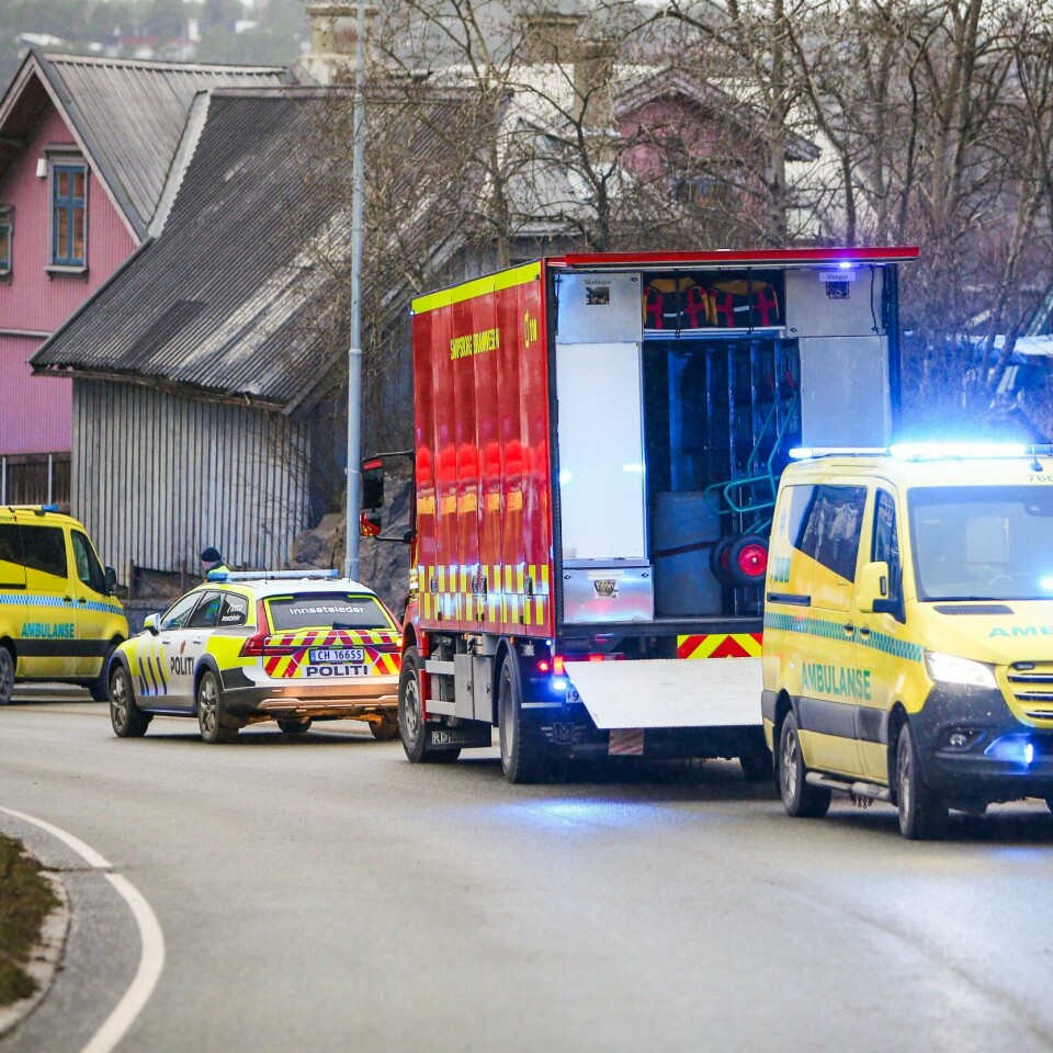 FREDRIKSTAD: To busser kolliderte på Fredrikstadbrua 28. desember. Én person døde. Bildet viser helse og politi på et ulykkessted i Fredrikstad.