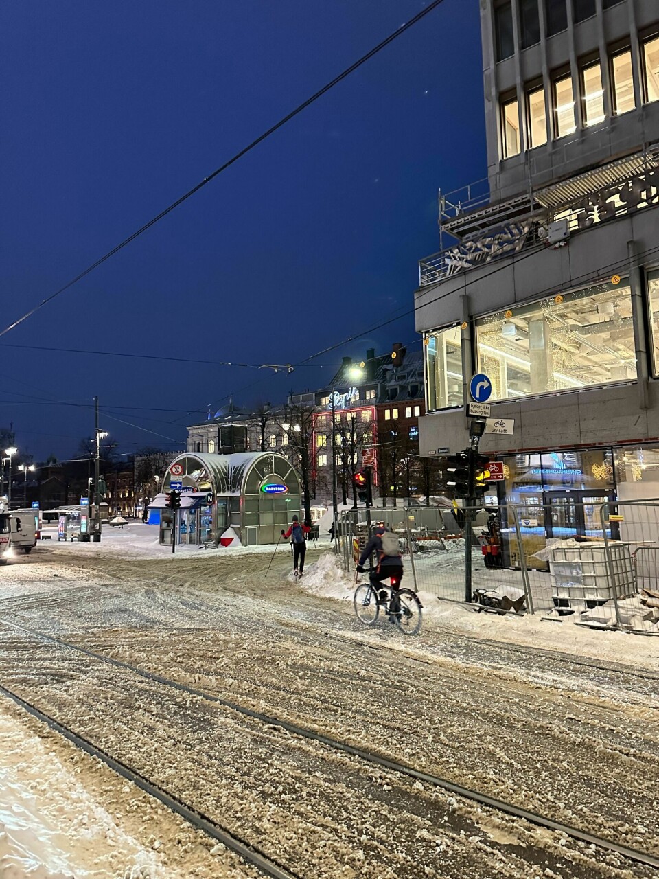 SKI: Legg merke til mannen framme i bildet. Ski er et smart valg når det snør mye. n