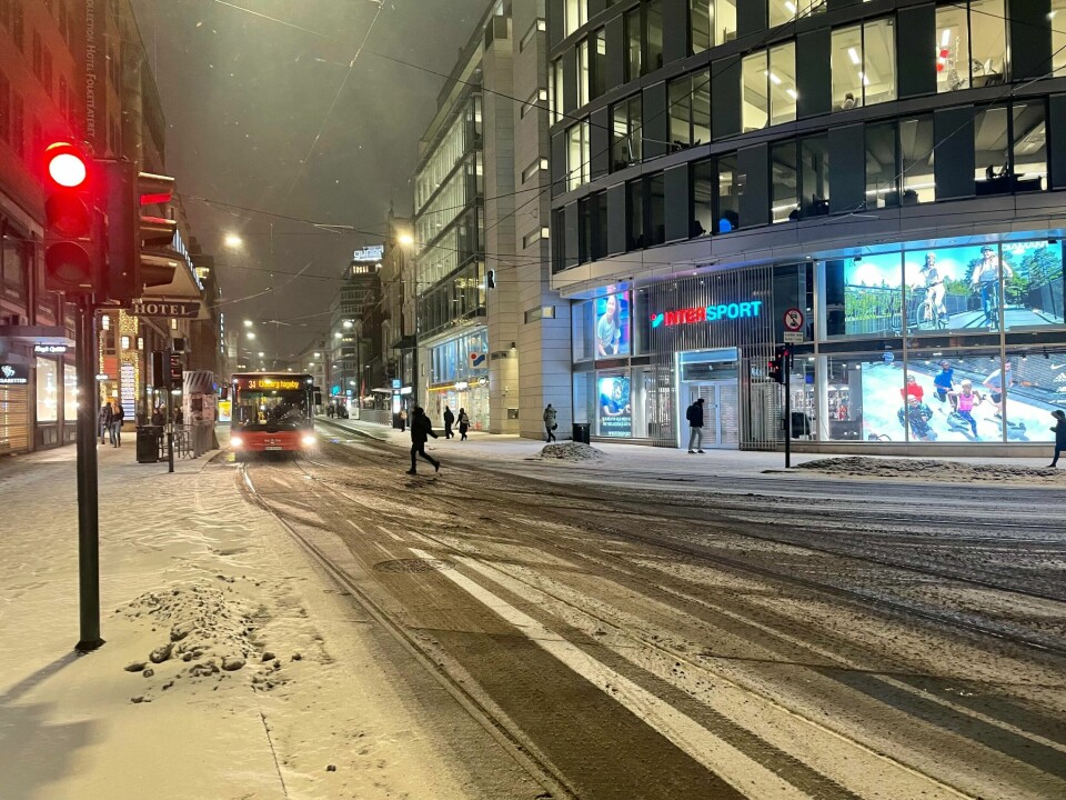 MORGEN: Det har kommet litt snø i Oslo onsdag morgen. Det neste døgnet kommer det mye. Bildet viser trafikk i Oslo.