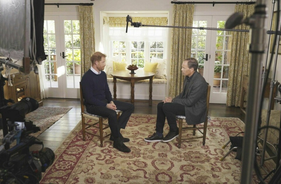 KONGELIG: Prins Harry intervjues av journalist Tom Bradby. Intervjuet ble sendt søndag kveld. Prins Harry intervjues av ITV-journalist Tom Bradby. Intervjuet sendes søndag kveld, og det er ventet flere kraftsalver mot det britiske kongehuset. Foto: ITV via AP / NTB