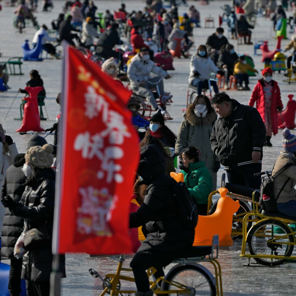 BEFOLKNING: Folk på isen på Houhai-elva i Beijing. Kinas befolkning krympet det siste året. Det er første gang siden 1961. Folk på isen på Houhai-elva i Beijing. Kinas befolkning minket i 2022. Det er første gang siden 1961. Foto: Andy Wong / AP / NTB