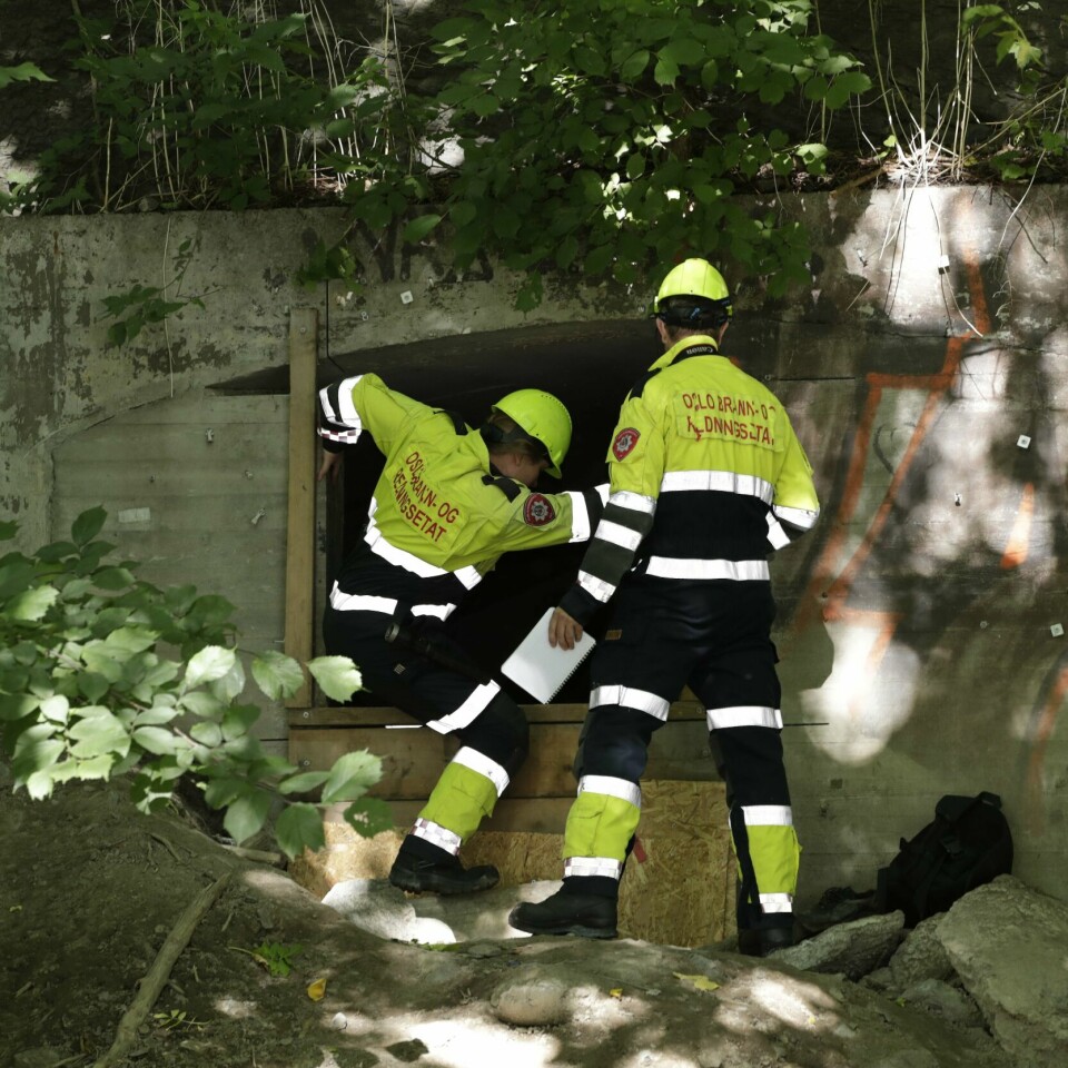 FEST: Nødetatene ved inngangen av bunkeren i dagene etter festen. To personer er tiltalt for å ha satt festdeltakere i livsfare etter den ulovlige festen i en bunker på St. Hanshaugen i Oslo for to år siden. Festen ble holdt i dette nedstengte tilfluktsrommet. Foto: Jil Yngland / NTB
