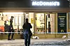 Bildet er av politi som har sperret av et område på utsiden av en McDonalds-restaurant i Stockholm. Foto: Fredrik Sandberg / TT / NTB
