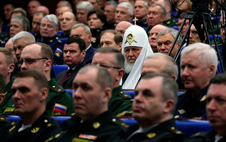 Russland følger oppfordringen fra patriark Kirill om våpenhvile i den ortodokse julehøytiden. Kirkelederen, som her er fotografert sammen med en rekke høytstående offiserer under et møte med president Vladimir Putin, har flere ganger gitt sin støtte til den russiske invasjonen av Ukraina. Foto: Mikhail Klimentiev / Sputnik / AP / NTB Russland følger oppfordringen fra patriark Kirill om våpenhvile i den ortodokse julehøytiden. Kirkelederen, som her er fotografert sammen med en rekke høytstående offiserer under et møte med president Vladimir Putin, har flere ganger gitt sin støtte til den russiske invasjonen av Ukraina. Foto: Mikhail Klimentiev / Sputnik / AP / NTB