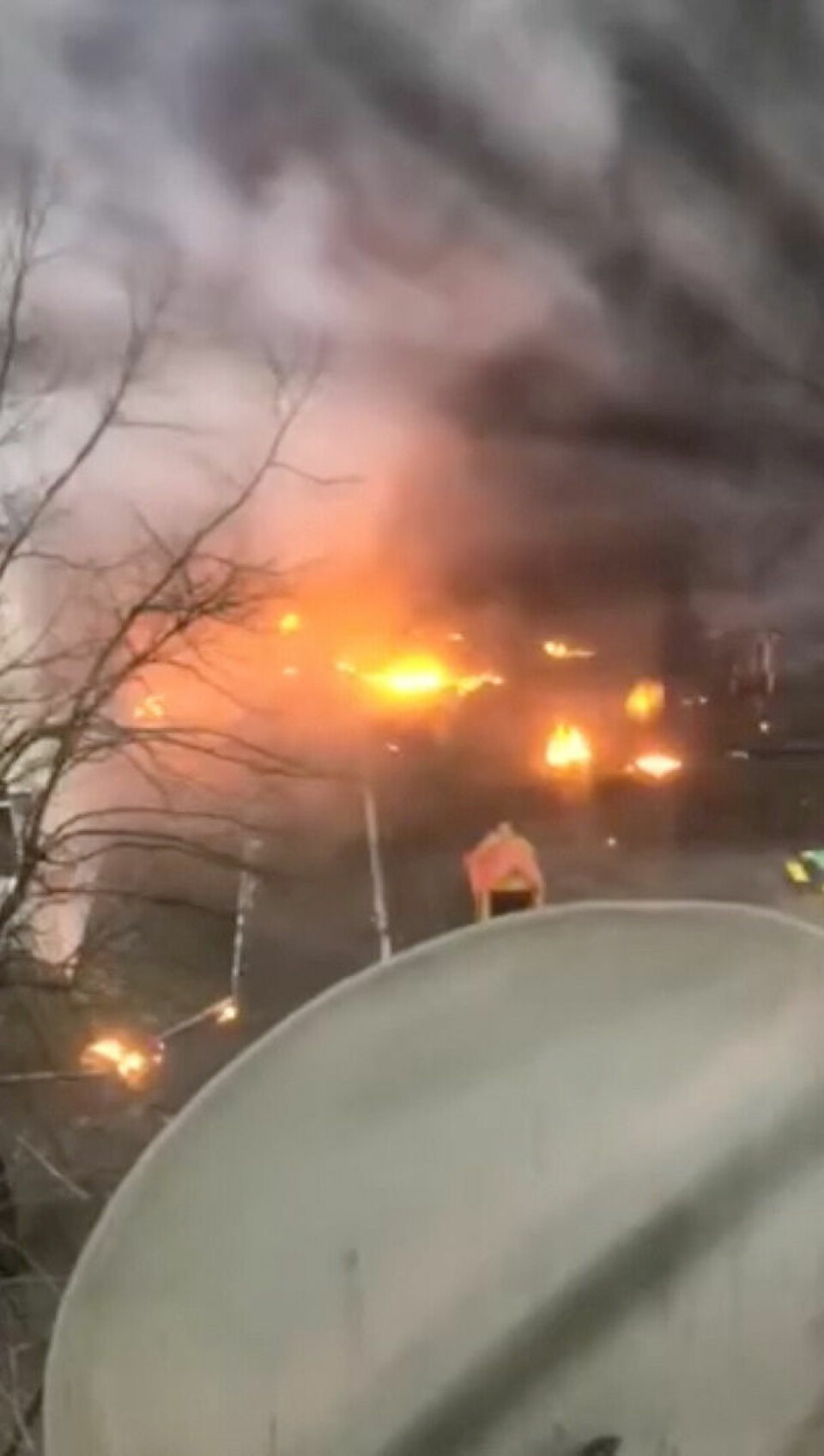 BRANN: En film skal vise brannen på stedet der et helikopter krasjet. Bildet er av flammer på bakken. Det er hentet fra en film som skal vise stedet der et helikopter krasjet. Foto: Reuters / NTB