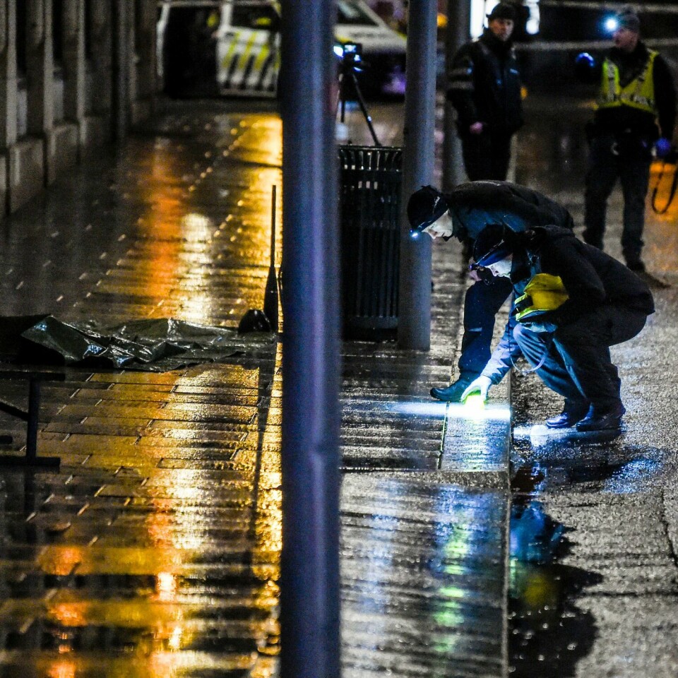 SKYTING: To personer ble skutt i Oslo sentrum sist helg. Bildet viser en politifolk på jobb etter skyting i Oslo.