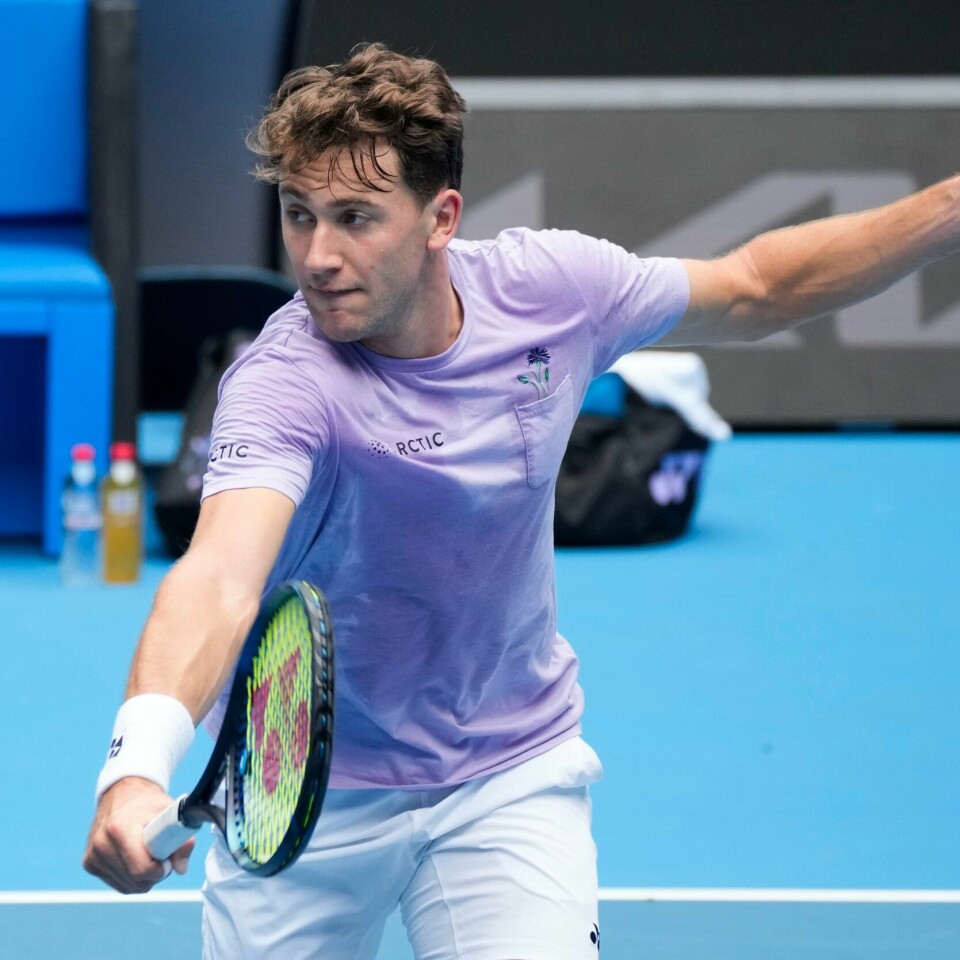 TENNIS: Casper Ruud er ydmyk foran årets første store turnering, Australian Open. Ruud er rangert som nummer to inn til turneringen. Her trener Ruud før turneringen. Casper Ruud trener foran Australian Open kommende uke. Foto: Dita Alangkara / AP / NTB