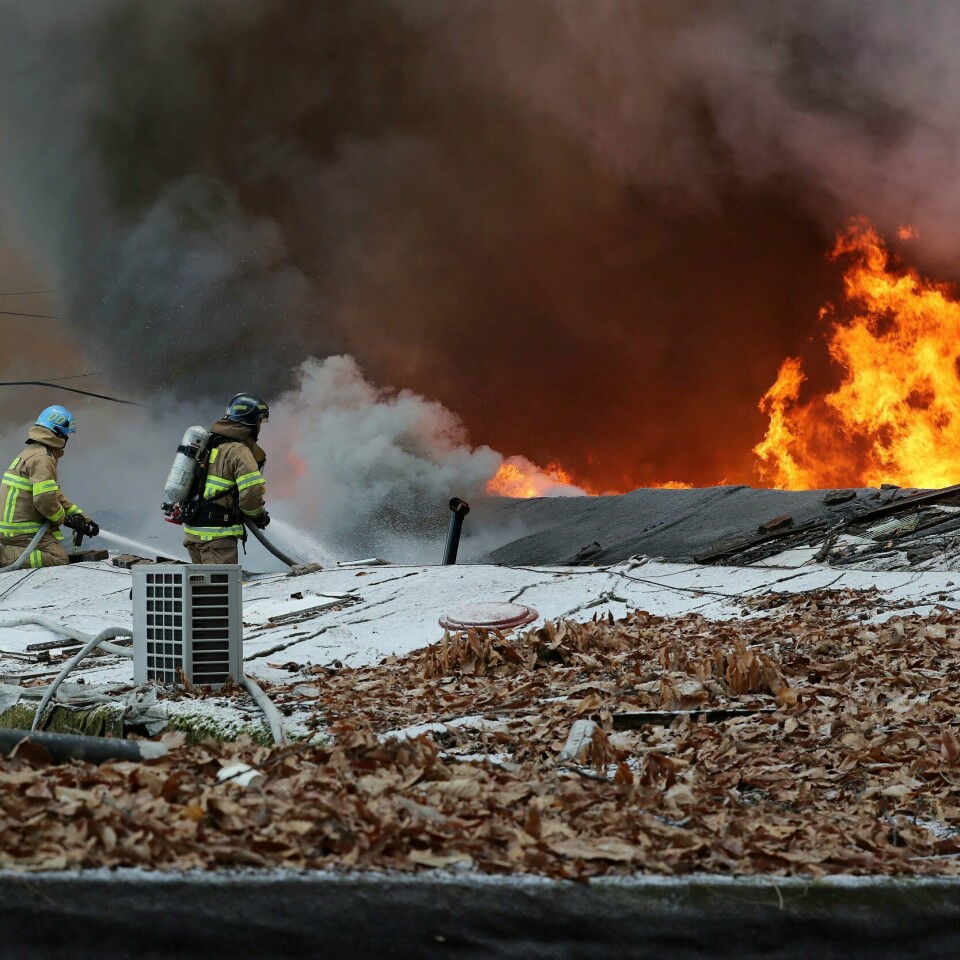 SLUM: Det brant i slummen Guryong fredag morgen. Flere boliger skal være ødelagt. Brannmannskaper kjemper mot flammene i Guryong-slummen i Seoul fredag. Området, som ligger i den sørlige delen av den rike Gangnam-bydelen, er et av de siste slumområdene i den sørkoreanske hovedstaden. Foto: Baek Dong-hyun / Newsis via AP / NTB