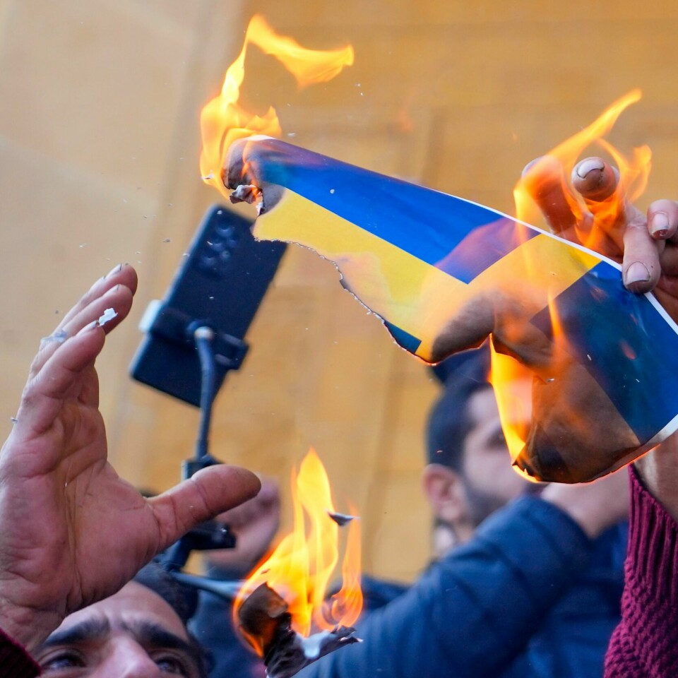 DEMONSTRASJON: Svenske og nederlandske flagg ble brent under en demonstrasjon i Beirut fredag. Bildet viser et svensk flagg som blir tent på. Svenske og nederlandske flagg ble brent under en demonstrasjon i Beirut fredag.