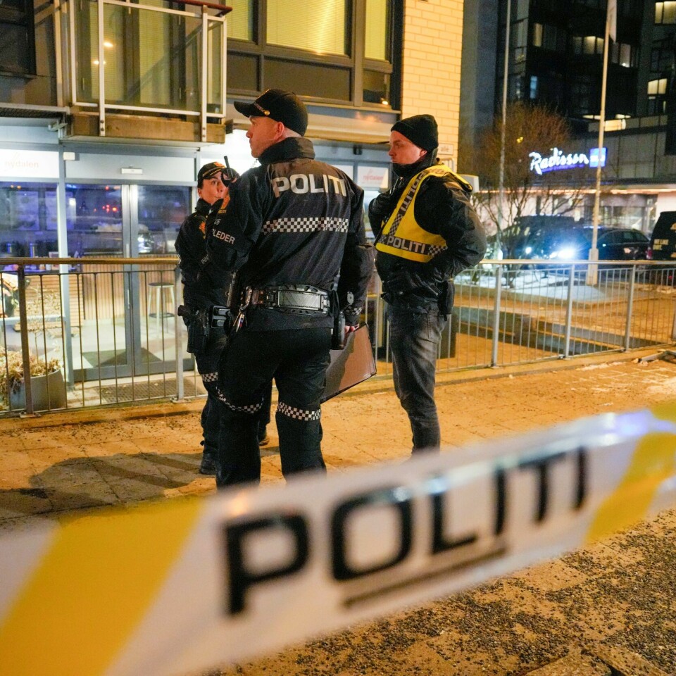 SKYTING: Mandag kveld ble det skutt inne på et gatekjøkkenet i Nydalen. Ingen ble skadd. Politiet etterforsker saken som drapsforsøk. Politiet utenfor gatekjøkkenet i Nydalen der en mann løsnet et skudd, trolig fra en pistol, mandag kveld.Foto: Beate Oma Dahle / NTB