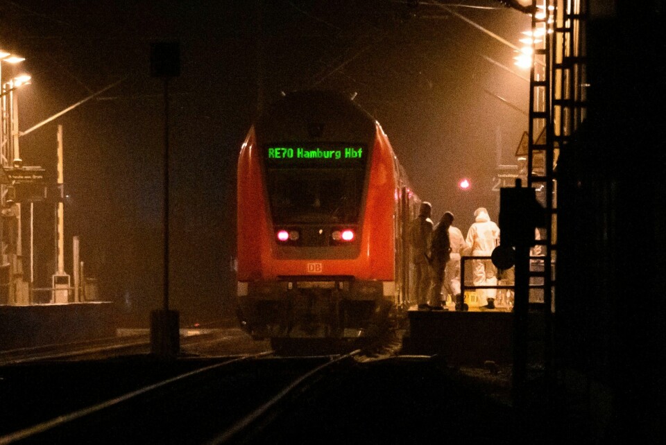 ANGREP: En mann angrep folk med kniv. Det skjedde på et tog i Tyskland onsdag. Bildet viser rettsmedisinere som er på plass på perrongen på Brokstedt stasjon, der den antatte gjerningsmannen ble pågrepet da toget ankom. Han drepte to mennesker med kniv. Foto: Jonas Walzberg / DPA via AP / NTB