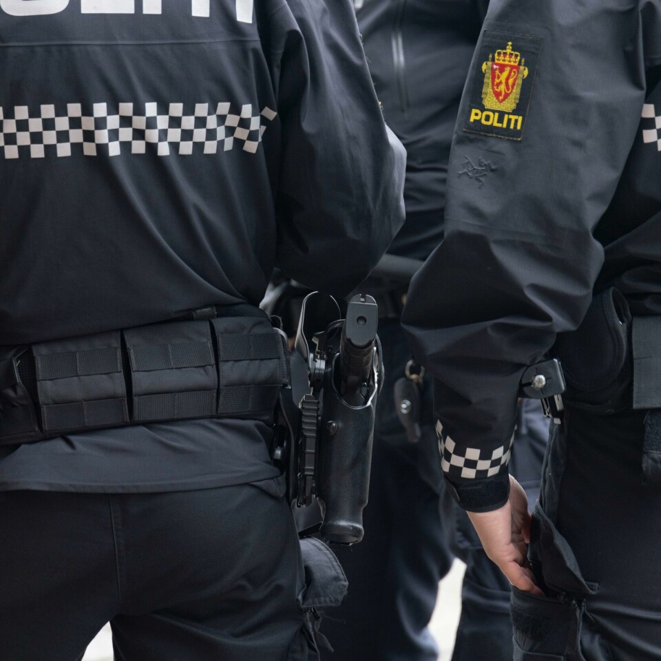 POLITI: En person pekte på politiet med en pistol flere ganger natt til mandag. Politiet skjøt for å advare under aksjonen. Illustrasjonsbilde av bevæpnet politi. En person pekte på politiet med en pistol flere ganger natt til mandag. Politiet skjøt for å advare under aksjonen.