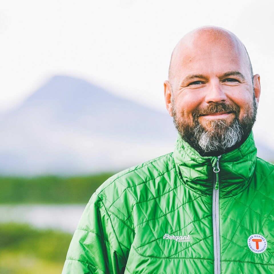 FLERE: Solvang og DNT vil ha med flere på tur. Bildet er av Dag Terje Klarp Solvang. Han har på en grønn skalljakke og står ute i naturen. Foto: Marius Dalseg Sætre / DNT
