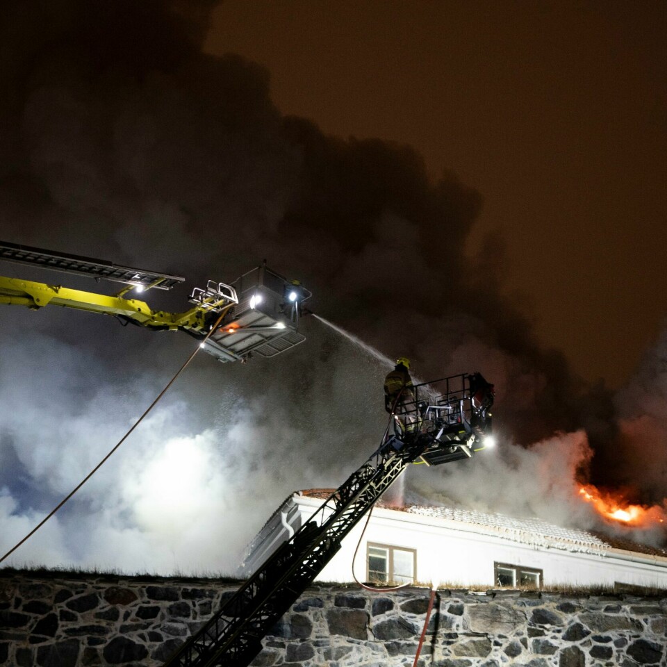 BRANN: Festningen restaurant er ødelagt av brann. Brannen startet lørdag. Bildet viser kraftige flammer da brannen i Festningen restaurant brøt ut lørdag kveld.Foto: Terje Pedersen / NTB