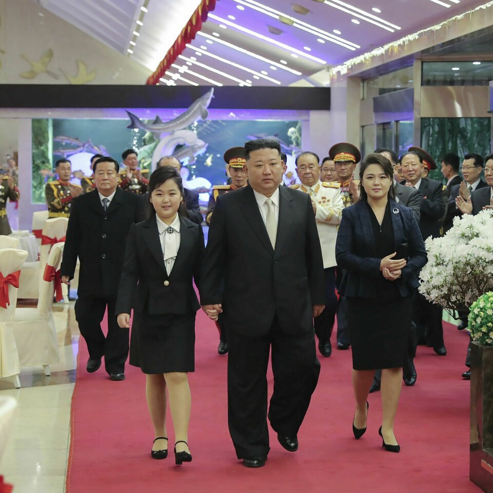 FEIRING: Kim Ju-ae og faren Kim Jong-un feiret forsvarets 75-årsdag. Kim Ju-ae og faren Kim Jong-un hadde matchende antrekk da de ankom banketten ved det nordkoreanske forsvarets 75-årsfeiring. Til høyre går Kims kone Ri Sol-ju. Foto: Korean Central News Agency / Korea News Service / AP / NTB