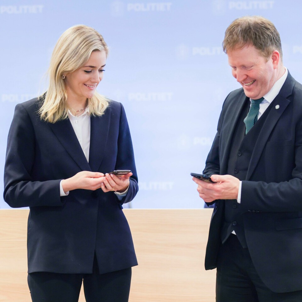 TEST: Emilie Enger Mehl fikk se hvordan bruk av nødvarsel på mobiltelefon virker. Det fikk også kommunalminister Sigbjørn Gjeldsvik. Justis- og beredskapsminister Emilie Enger Mehl (Sp) og kommunal- og distriktsminister Sigbjørn Gjelsvik (Sp) får demonstrert hvordan bruk av nødvarsel på mobil fungerer. Foto: Hanna Johre / NTB