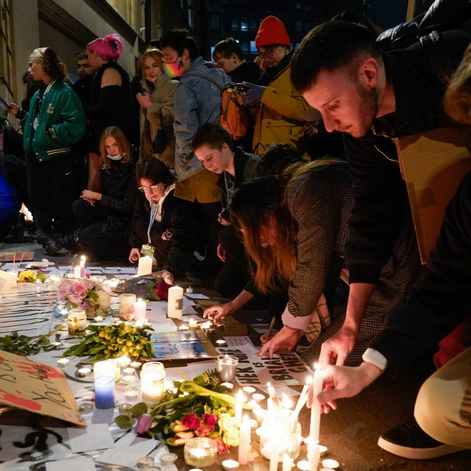 MINNESTUND: Folk har samlet seg i London for en minnestund for Brianna Ghey. Bildet viser folk som holder en minnestund for Brianna Ghey. De legger ned blomster og lys. Brianna var en 16 år gammel transjente som ble drept.