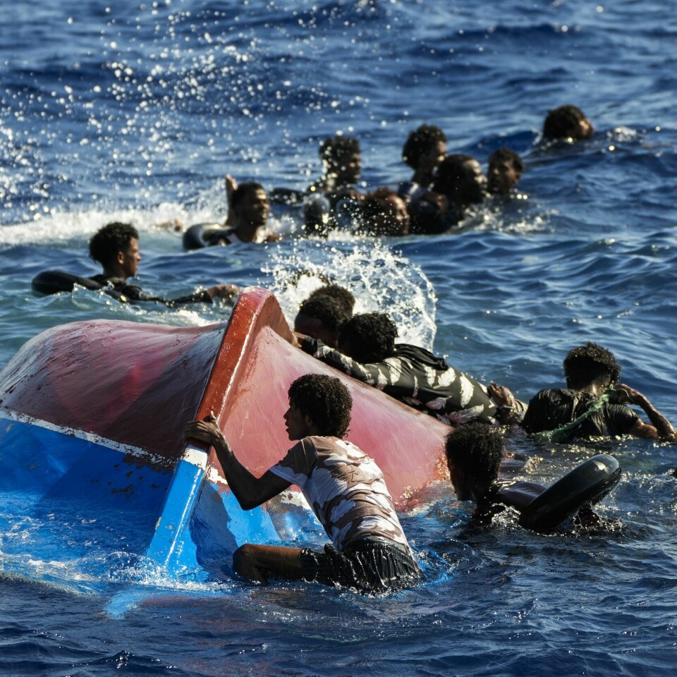 ITALIA: Migranter holder seg flytende utenfor den italienske øya Lampedusa i august 2022. Bildet viser migranter holder seg flytende utenfor den italienske øya Lampedusa i august 2022.