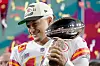 Kansas City Chiefs-quarterback Patrick Mahomes med Lombardi-trofeet etter seieren i Superbowl. Han vant en uforglemmelig quarterbackduell med Jalen Hurts fra Philadelphia Eagles. Foto: Matt Slocum, AP / NTB