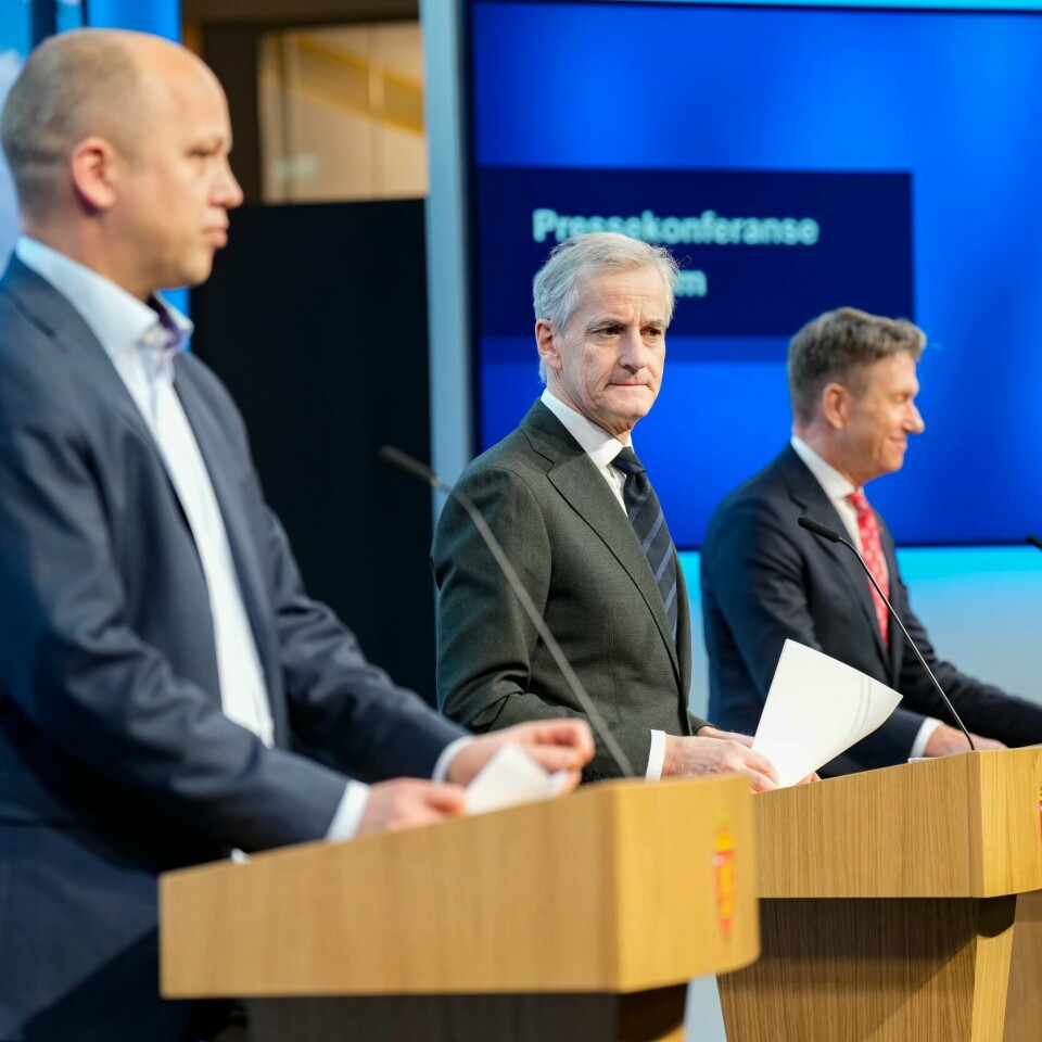 ONSDAG: Statsminister Jonas Gahr Støre holdt presse-konferanse onsdag. Han hadde med finansminister Trygve Slagsvold Vedum og olje- og energiminister Terje Aasland. Bildet viser statsminister Jonas Gahr Støre, finansminister Trygve Slagsvold Vedum og olje- og energiminister Terje Aasland under onsdag kvelds pressekonferanse om strømtiltak. Foto: Fredrik Varfjell / NTB