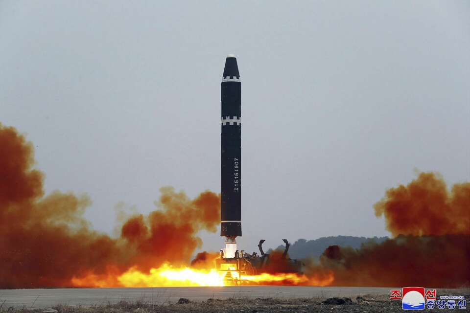 VÅPEN: Nord-Korea la ut dette bildet i helgen. Bildet viser at de har testet nye raketter. Dette bildet fra nordkoreanske myndigheter viser angivelig oppskytingen av den interkontinentale raketten Hwasong-15 lørdag. Foto: AP / NTB