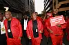 Julius Malema (i midten) og andre medlemmer fra opposisjonspartiet Economic Freedom Fighters (EFF) etter at de forsøkte å avbryte Sør-Afrikas president Cyril Ramaphosa da han kunngjorde krisetilstand på grunn av landets energikrise. Foto: Nardus Engelbrecht / AP / NTB