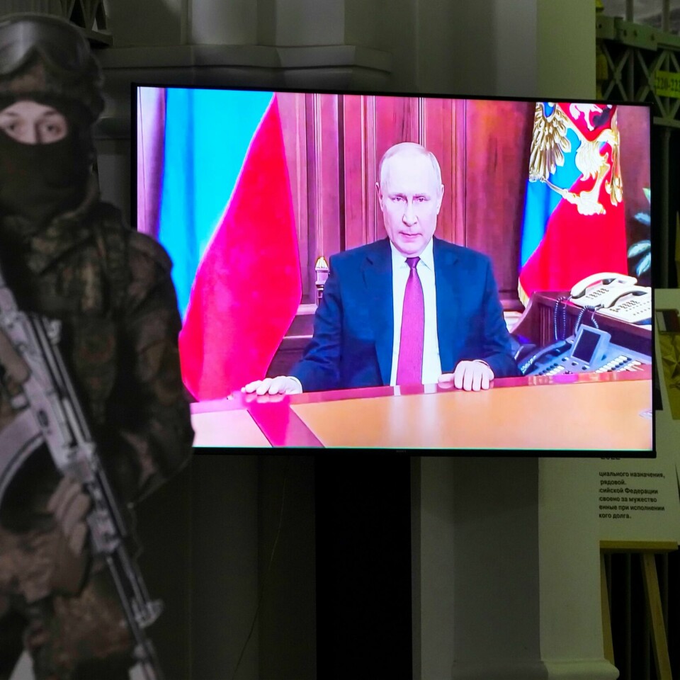 PRESIDENT: TV-skjermen viser president Vladimir Putin idet han kunngjør begynnelsen på angrepet av Ukraina. TV-skjermen viser president Vladimir Putin idet han kunngjør begynnelsen på «militæroperasjonen» i Ukraina i februar 2022. Bildet er tatt på Artillerimuseet i St. Petersburg mandag denne uken. Foto: Dmitrij Lovetskij / AP / NTB