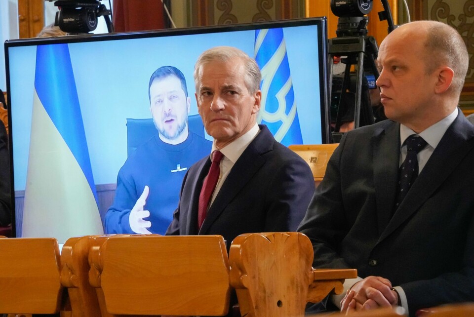 TALTE: President i Ukraina, Volodomyr Zelenskyj, (bak) talte til Stortinget torsdag. Bildet viser at Ukrainas president Volodymyr Zelenskyj talte til Stortinget torsdag.Foto: Terje Pedersen / NTB