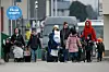 Bildet er av flyktninger fra Ukraina som krysser grensa inn til Polen. Foto: Visar Kryeziu / AP / NTB