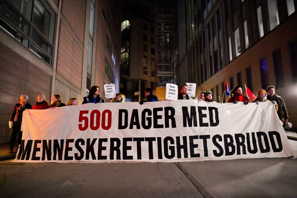 FOSEN: Aktivister demonstrerer mot vindturbinene på Fosen. Mellom 40 og 50 aktivister demonstrerte inne i resepsjonen til Olje- og energidepartementet og utenfor. De demonstrerer mot vindturbinene på Fosen. Foto: Rodrigo Freitas / NTB