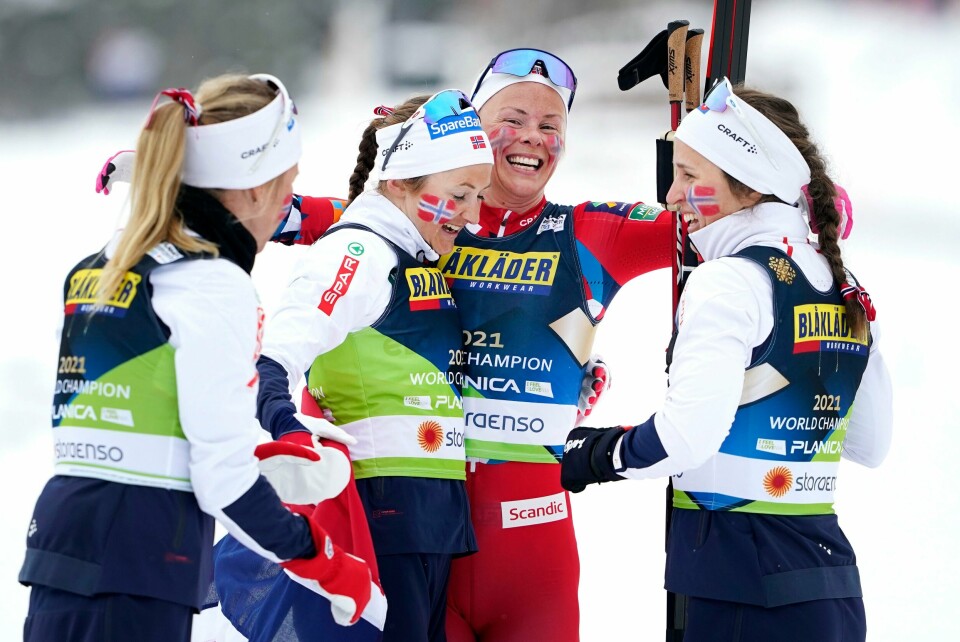 GULL: Norge kunne juble for stafettgull i VM. Ingvild Flugstad Østberg er i midten til venstre. Norge kunne juble for stafettgull i Planica.Foto: Terje Pedersen / NTB