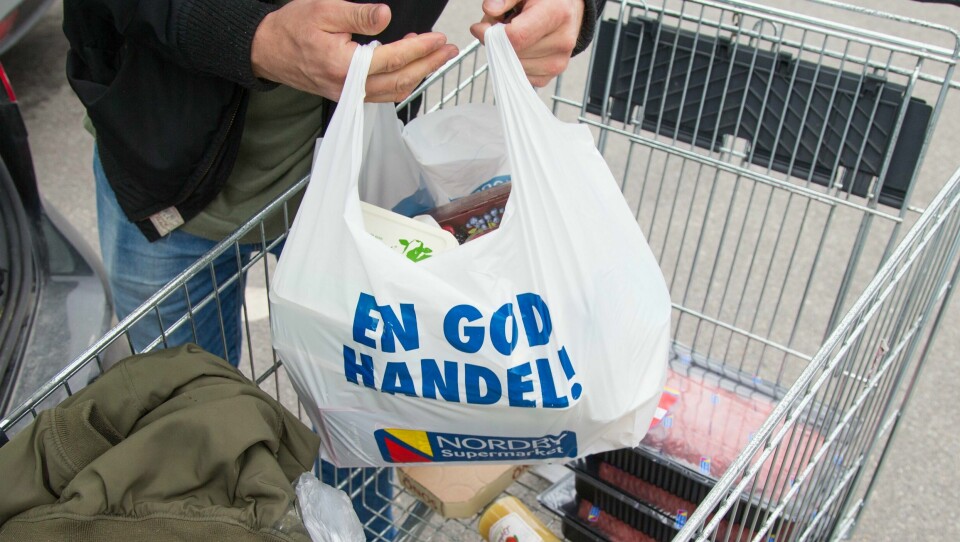 DYRERE: I Sverige blir mat mye dyrere. For nordmenn blir kanskje handleturen til nabolandet dyrere enn før. Bildet viser en man som holder en handlepose. Posen er fra en matbutikk på Norby kjøpesenter i Sverige.