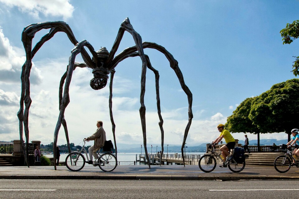 KUNST: Skulpturen «Maman» er laget av kunstneren Louise Bourgeois. Her er den utstilt i byen Zurich i Sveits. Bildet er av skulpturen Maman. Den ligner på en edderkopp.