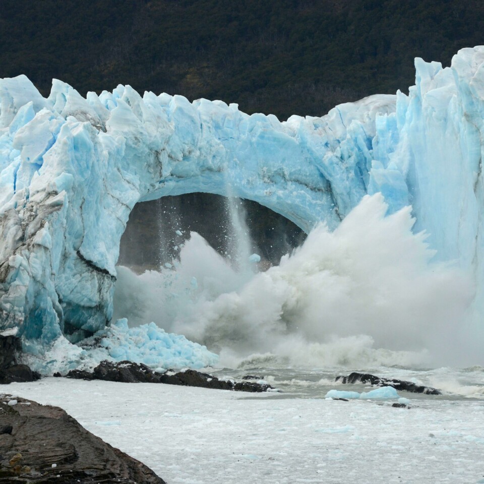 ISBREER: Blokker med is brekker av og havner i vannet ved isbreen Perito Moreno i regionen Patagonia i Argentina. Bildet ble tatt for sju år siden. Blokker med is brekker av og havner i vannet ved isbreen Perito Moreno i regionen Patagonia i Argentina. Bildet ble tatt i 2016. Foto: Francisco Munoz / AP / NTB
