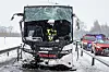 En kjedekollisjon mellom tre busser som alle fraktet videregående elever på skiferie, førte til full stans på riksvei 70 i Dalarna. Den ene bussjåføren skal ha blitt alvorlig skadd. Foto: Henrik Hansson / TT / NTB