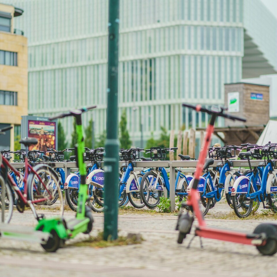 OSLO: To nye aktører skal leie ut el-sparkesykler i Oslo. Voi får fortsette. Mens Lime og Ryde er nye aktører fra i år. Tier og Bolt tapte konkurransen og må fjerne sine sykler. Bildet viser el-sparkesykler som står parkert.