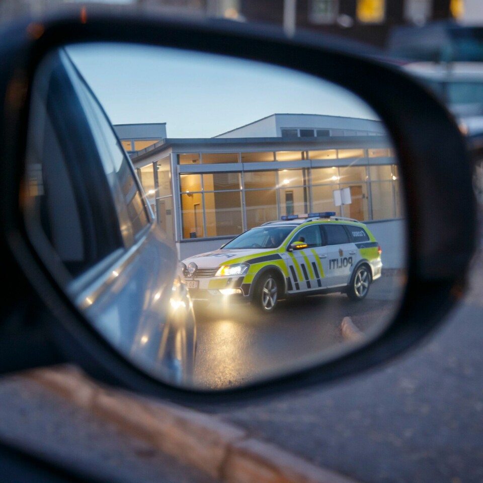 ØKS: Politiet måtte true en mann til å legge ned en øks. Hendelsen skjedde i Oslo onsdag. Bildet er tatt ved en tidligere anledning. Bildet viser en politibil.